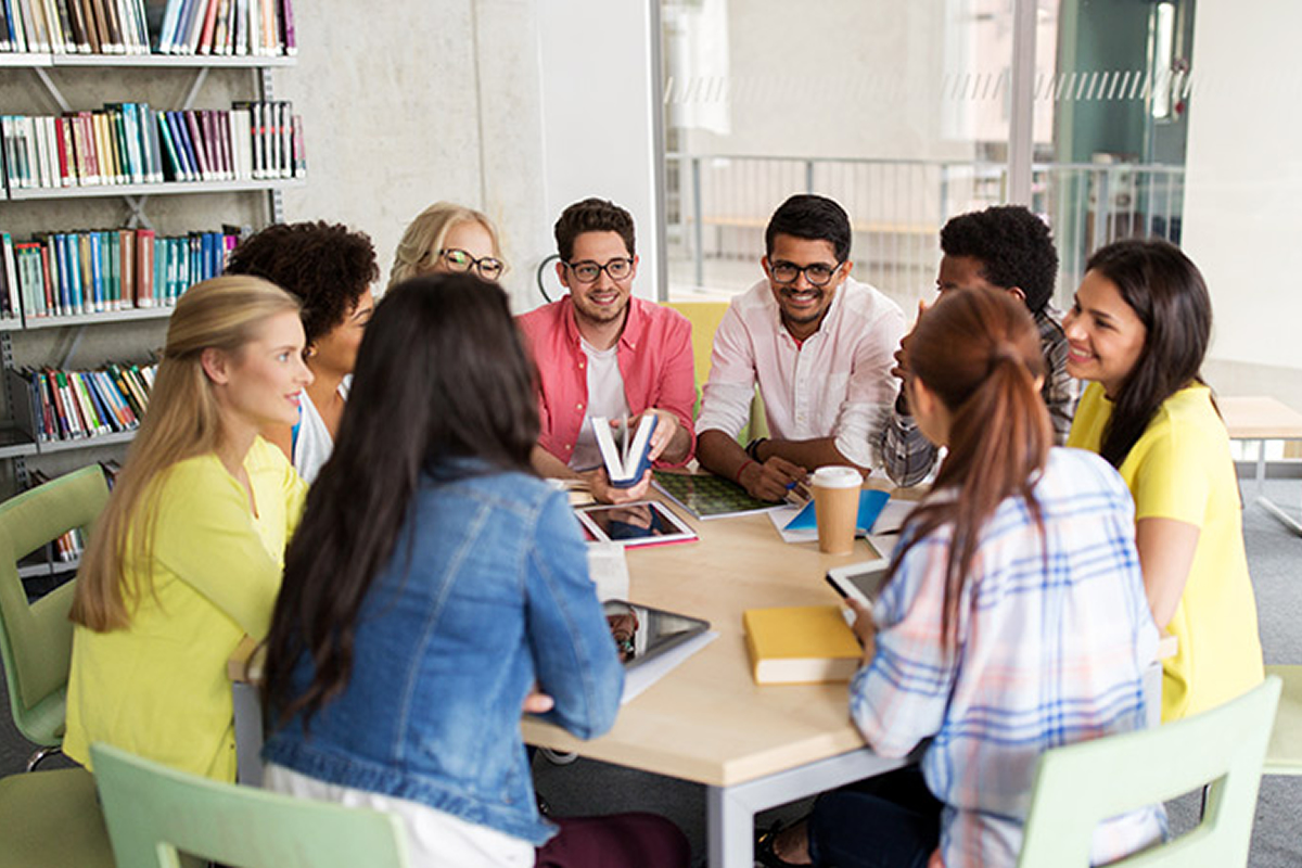 Group discussion. Discussing books. Discussing books in class.